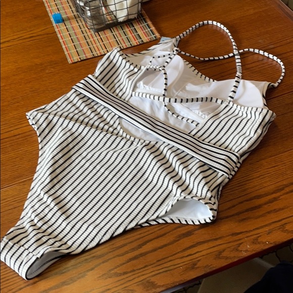 One piece striped suit - Picture 2 of 6